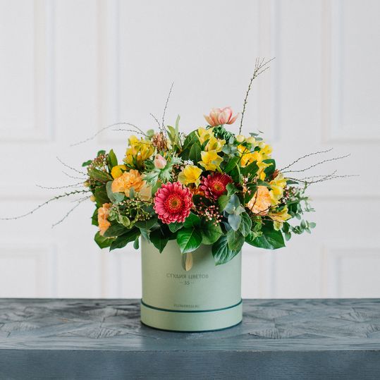 Желтые и розовые цветы в коробке