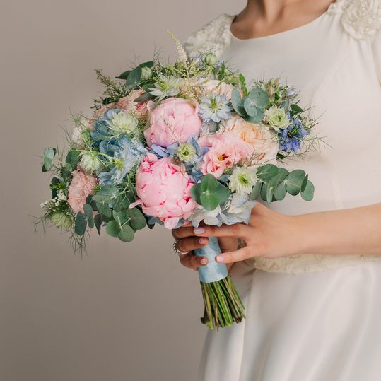 Букет невесты с розовыми и голубыми цветами