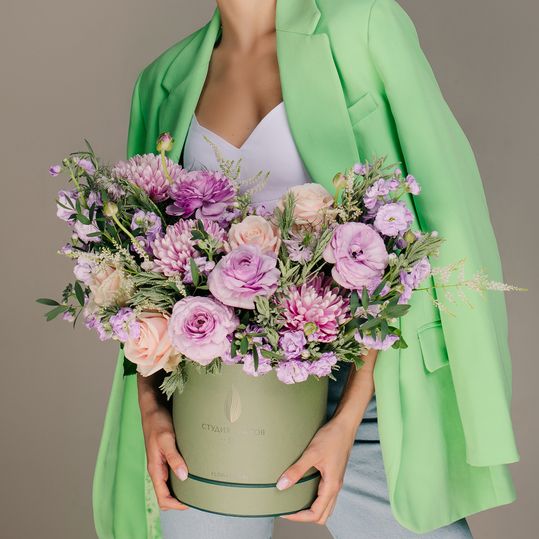 Весенний букет из маттиолы, ранункулюса, лаванды