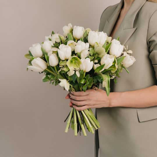Весенний букет с белыми тюльпанами