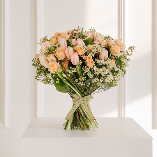 Весенний букет с розами и тюльпанами