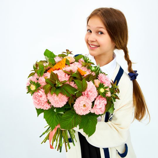 0706 1 студия цветов 55. 23.08.23. фотограф Наташа Волконская 89160847555 instagram natasha_volkonskaya Букет на 1 сентября с гвоздикой
